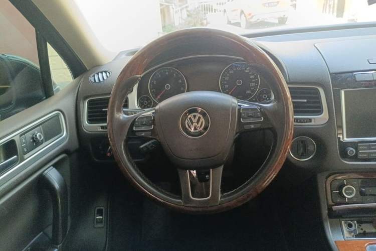 Used Volkswagen Touareg 2011 3.0 TSI Comfort Version Steering Wheel