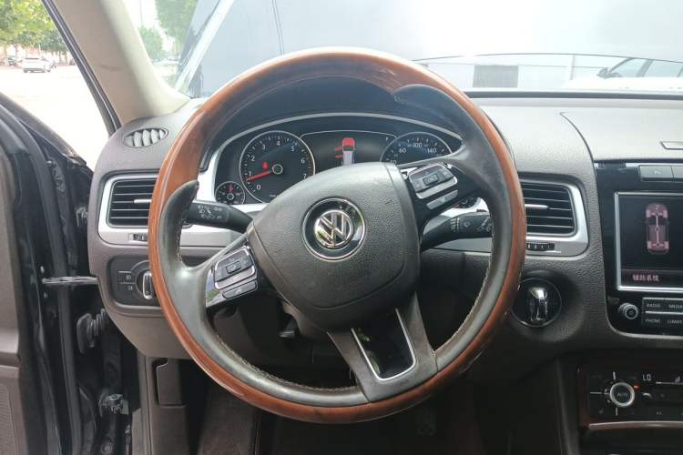 Used Volkswagen Touareg 2011 3.0 TSI Comfort Version Steering Wheel