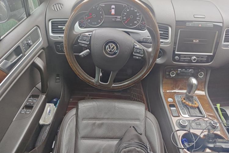 Used Volkswagen Touareg 2011 3.0 TSI High-End Version Steering Wheel