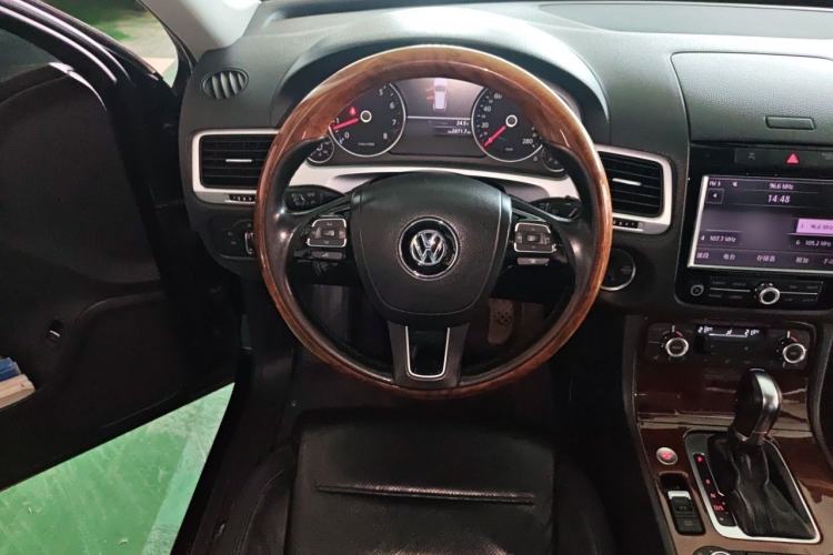 Used Volkswagen Touareg 2011 3.0 TSI High-End Version Steering Wheel