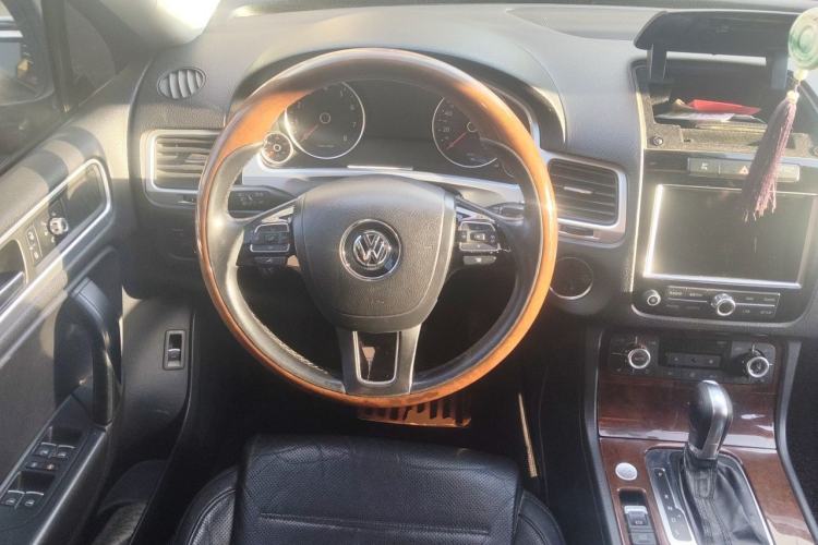 Used Volkswagen Touareg 2011 3.0 TSI High-End Version Steering Wheel