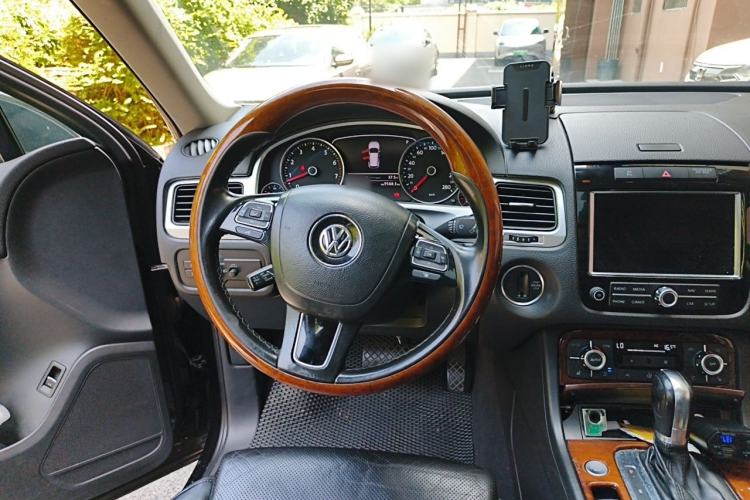 Used Volkswagen Touareg 2011 3.0 TSI High-End Version Steering Wheel