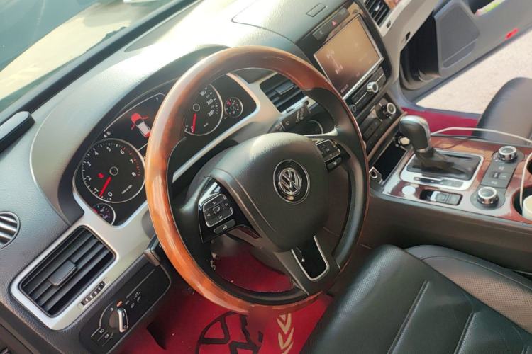 Used Volkswagen Touareg 2011 3.0 TSI High-End Version Steering Wheel