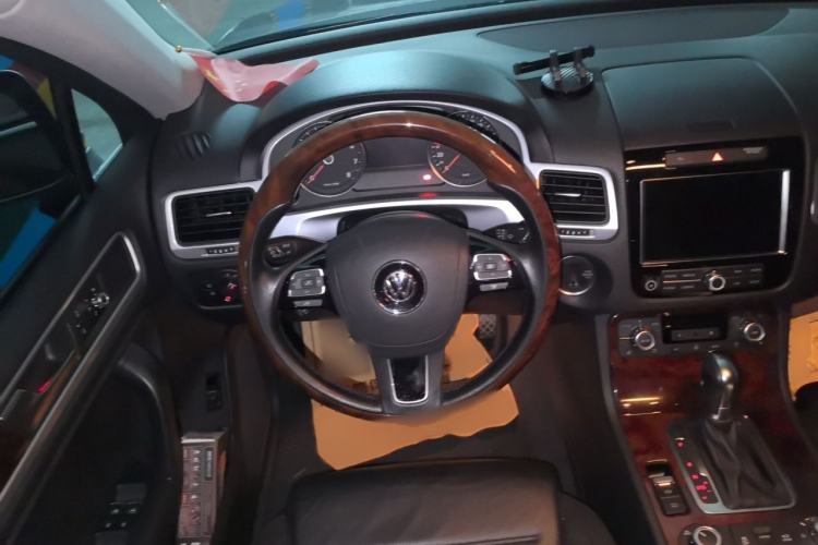 Used Volkswagen Touareg 2011 3.0 TSI Comfort Version Steering Wheel