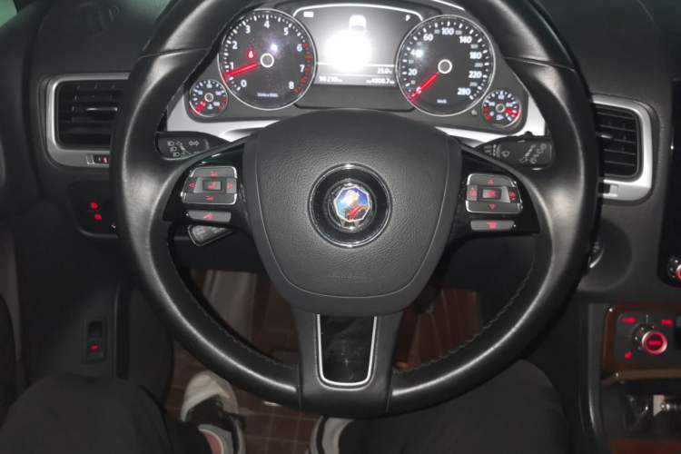 Used Volkswagen Touareg 2011 3.0 TSI Standard Version Steering Wheel
