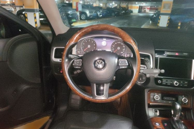 Used Volkswagen Touareg 2011 3.0 TSI High-End Version Steering Wheel