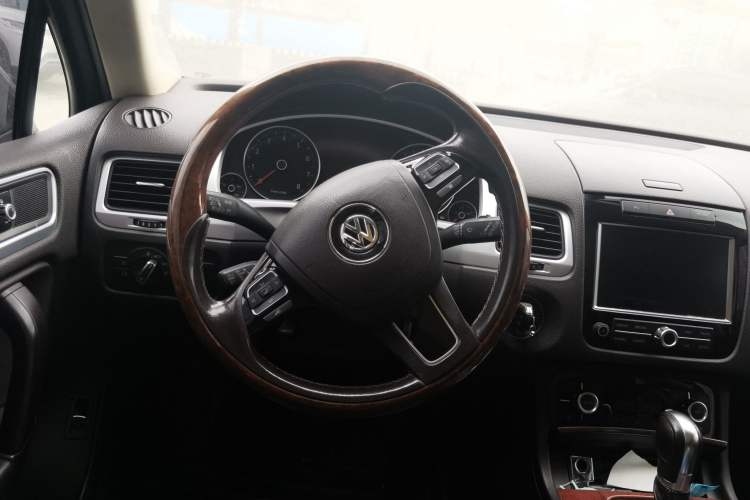 Used Volkswagen Touareg 2011 3.0 TSI Comfort Version Steering Wheel