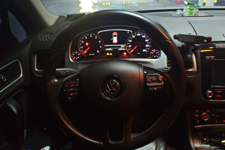 Used Volkswagen Touareg 2011 3.0 TSI Standard Version Steering Wheel