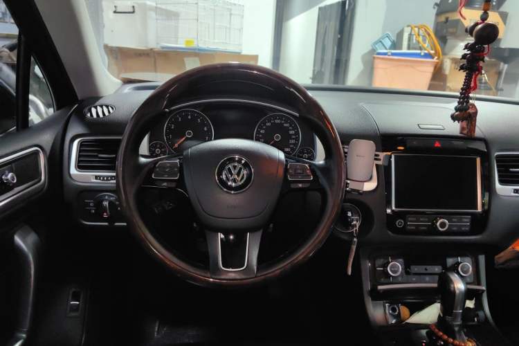 Used Volkswagen Touareg 2011 3.0 TSI Comfort Version Steering Wheel