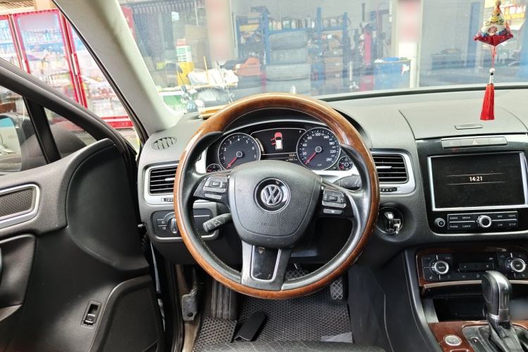 Used Volkswagen Touareg 2011 3.0 TSI High-End Version Steering Wheel
