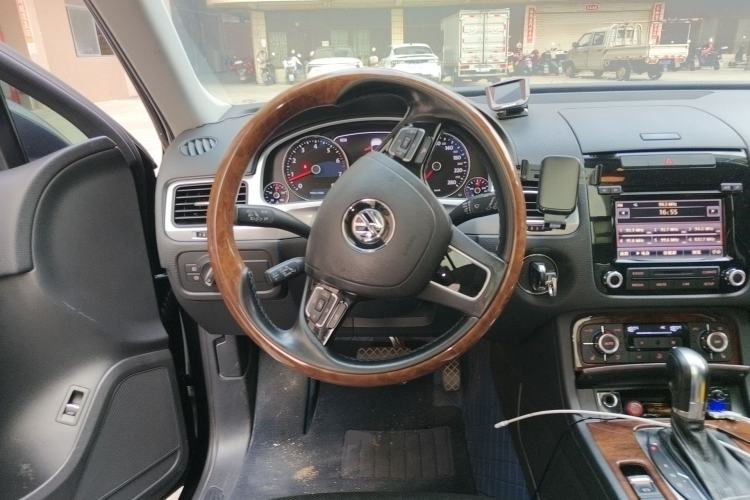 Used Volkswagen Touareg 2011 3.0 TSI Comfort Version Steering Wheel