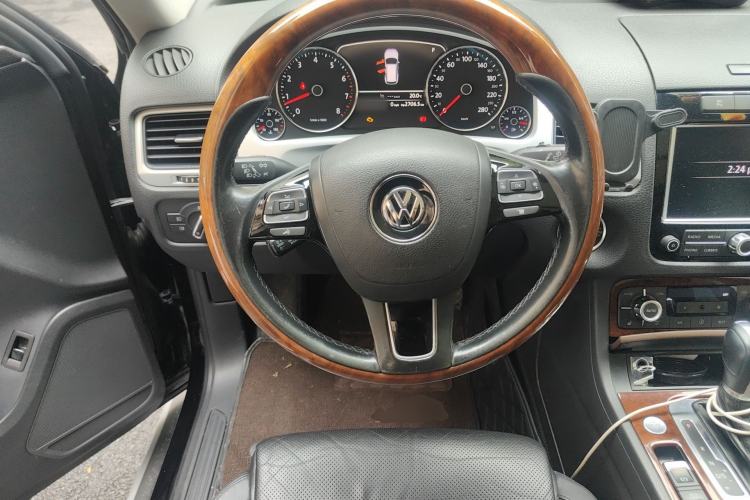 Used Volkswagen Touareg 2011 3.0 TSI High-End Version Steering Wheel