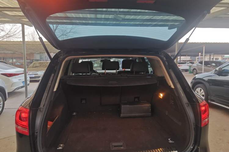 Used Volkswagen Touareg 2011 3.0 TSI Standard Version Trunk