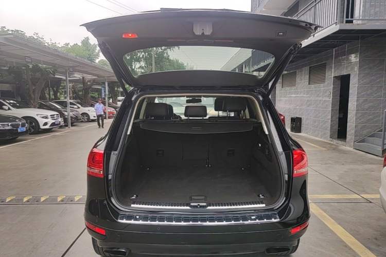 Used Volkswagen Touareg 2011 3.0 TSI Comfort Version Trunk