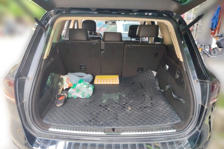 Used Volkswagen Touareg 2011 3.0 TSI High-End Version Trunk