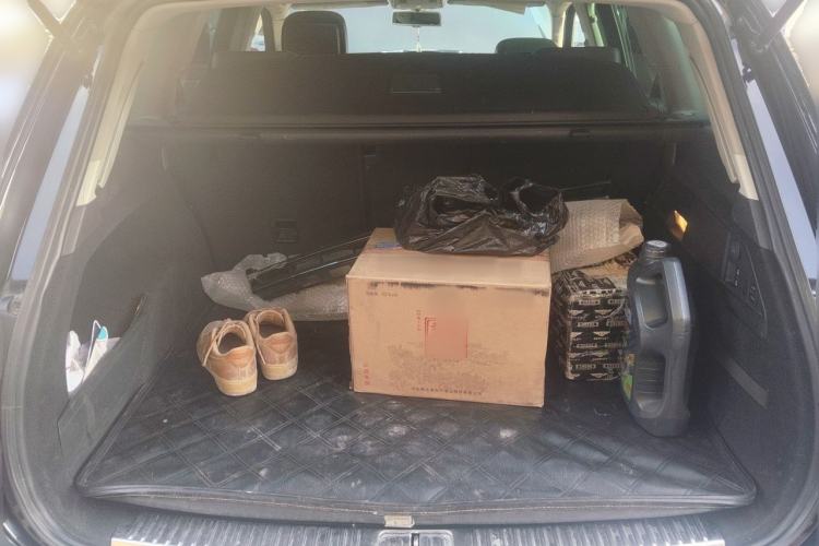Used Volkswagen Touareg 2011 3.0 TSI High-End Version Trunk