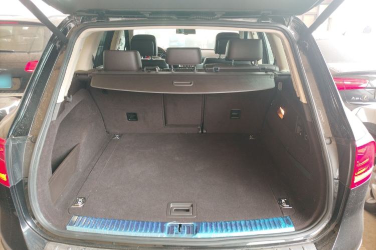 Used Volkswagen Touareg 2011 3.0 TSI Comfort Version Trunk