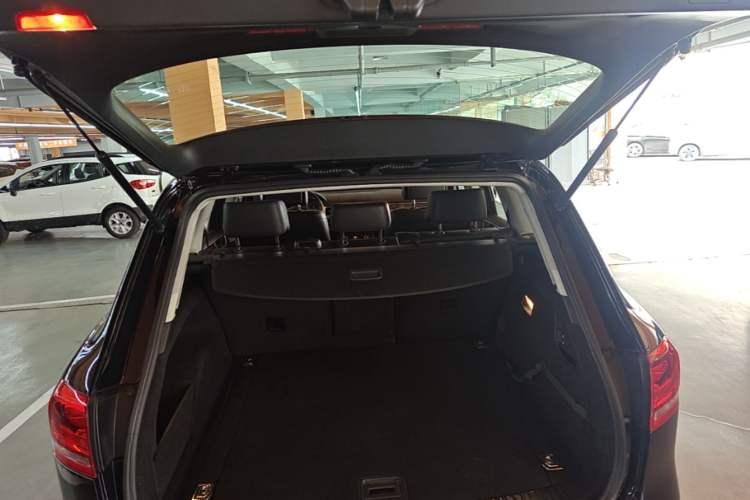 Used Volkswagen Touareg 2011 3.0 TSI Standard Version Trunk