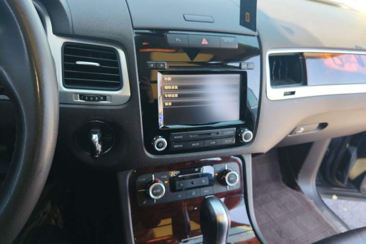 Used Volkswagen Touareg 2011 3.0 TSI Standard Version Audio And AC Panel