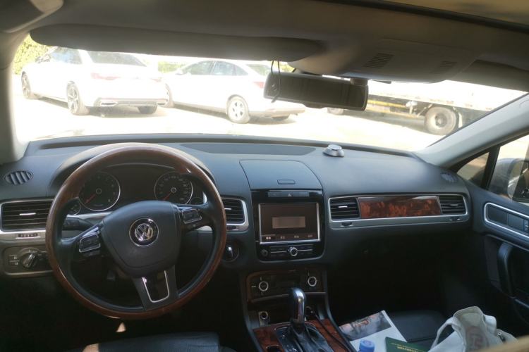 Used Volkswagen Touareg 2011 3.0 TSI Comfort Version Center Console