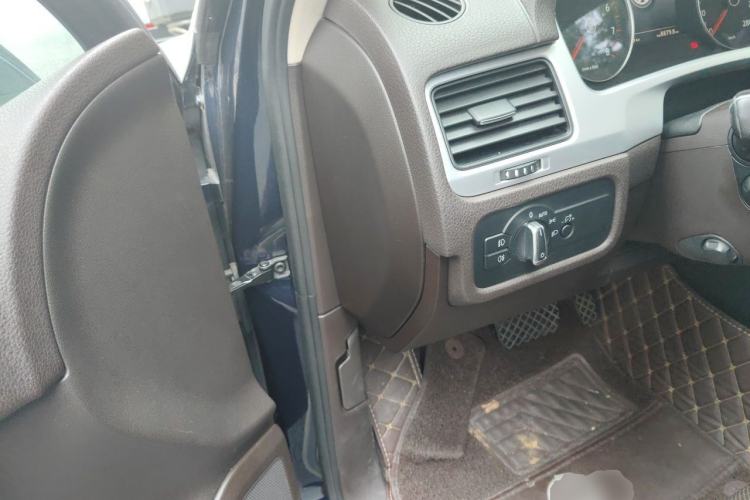 Used Volkswagen Touareg 2011 3.0 TSI High-End Version Driver Seat