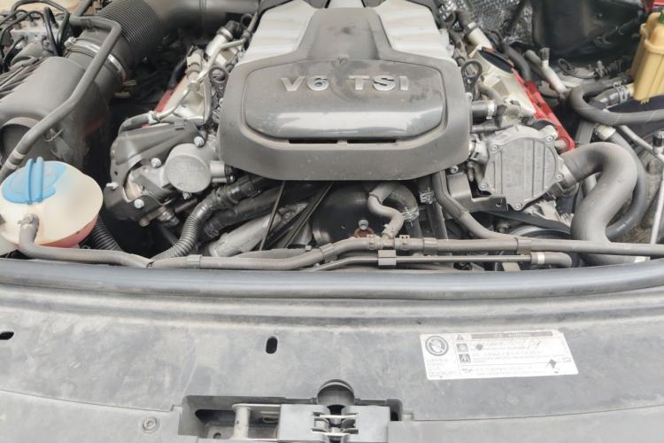 Used Volkswagen Touareg 2011 3.0 TSI High-End Version Engine Bay