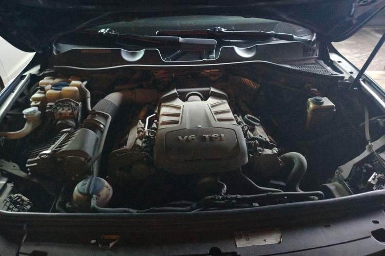 Used Volkswagen Touareg 2011 3.0 TSI Standard Version Engine Bay