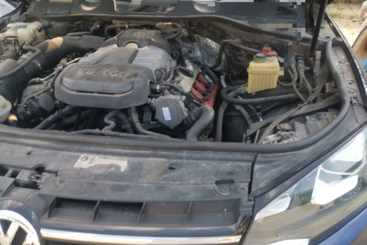 Used Volkswagen Touareg 2011 3.0 TSI Comfort Version Engine Bay Left