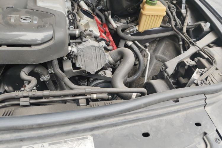 Used Volkswagen Touareg 2011 3.0 TSI High-End Version Engine Bay Left