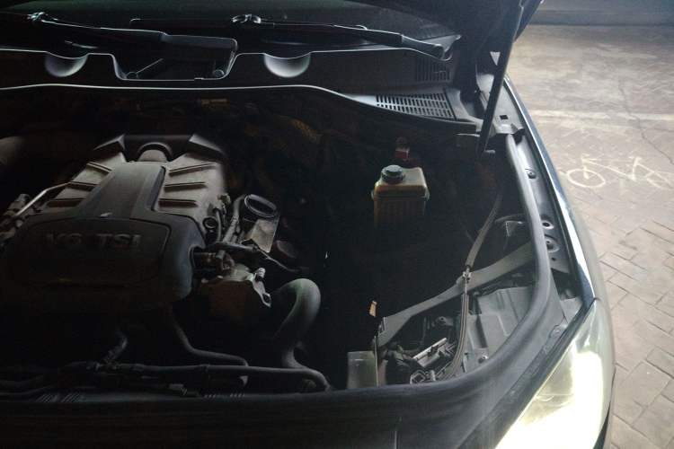 Used Volkswagen Touareg 2011 3.0 TSI Standard Version Engine Bay Left