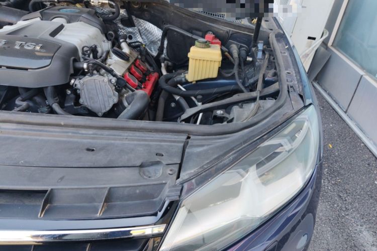 Used Volkswagen Touareg 2011 3.0 TSI Standard Version Engine Bay Left