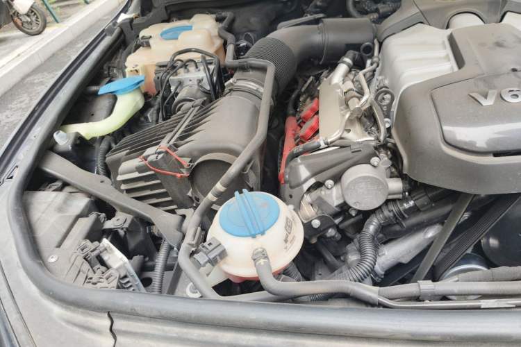Used Volkswagen Touareg 2011 3.0 TSI High-End Version Engine Bay Right