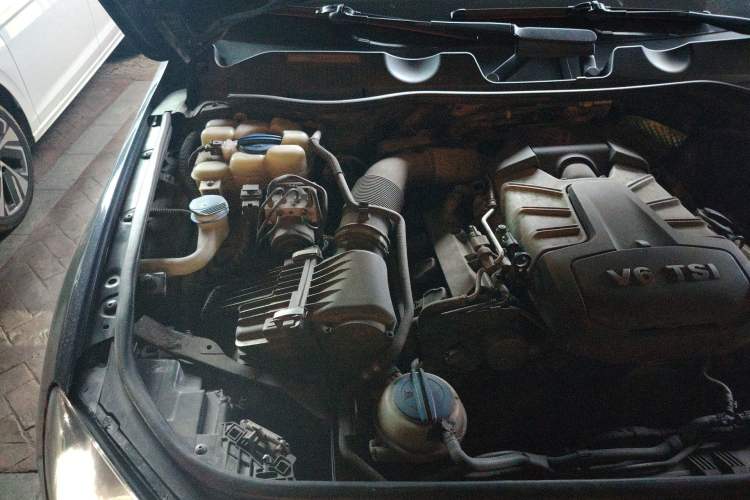 Used Volkswagen Touareg 2011 3.0 TSI Standard Version Engine Bay Right