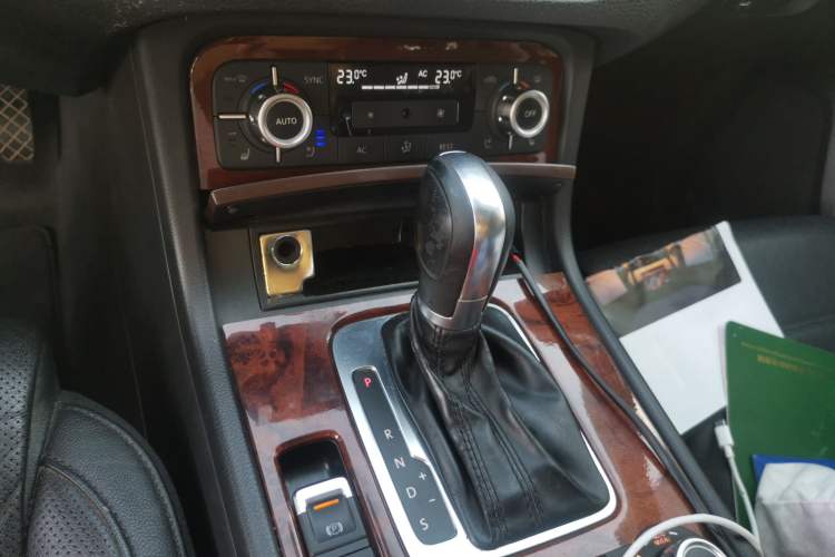 Used Volkswagen Touareg 2011 3.0 TSI Comfort Version Gear Lever