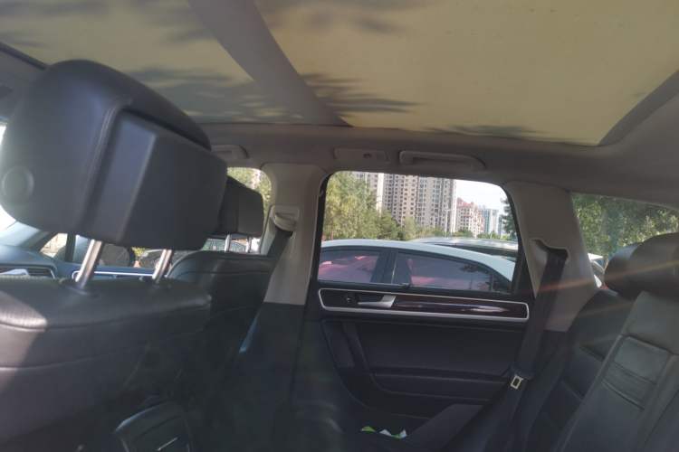 Used Volkswagen Touareg 2011 3.0 TSI Comfort Version Headliner