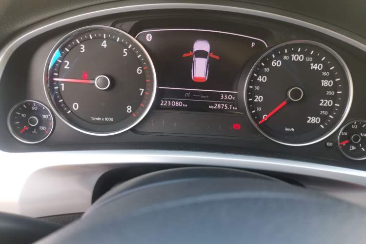 Used Volkswagen Touareg 2011 3.0 TSI Comfort Version Odometer Close Up