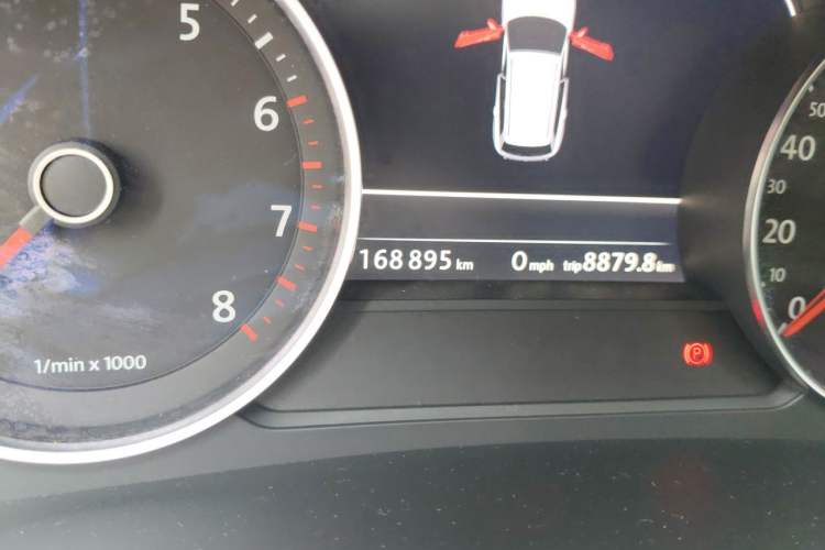 Used Volkswagen Touareg 2011 3.0 TSI High-End Version Odometer Close Up