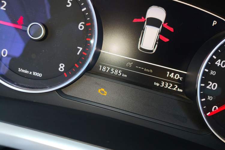 Used Volkswagen Touareg 2011 3.0 TSI Standard Version Odometer Close Up
