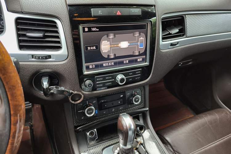 Used Volkswagen Touareg 2011 3.0 TSI Hybrid Audio And AC Panel