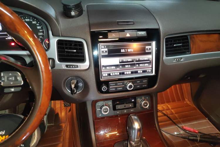 Used Volkswagen Touareg 2011 3.0 TSI Comfort Version Audio And AC Panel