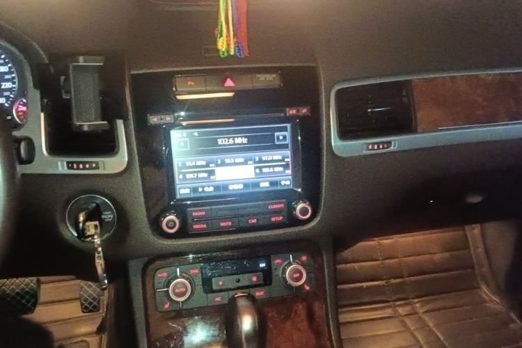 Used Volkswagen Touareg 2011 3.0 TDI Diesel Standard Version Audio And AC Panel