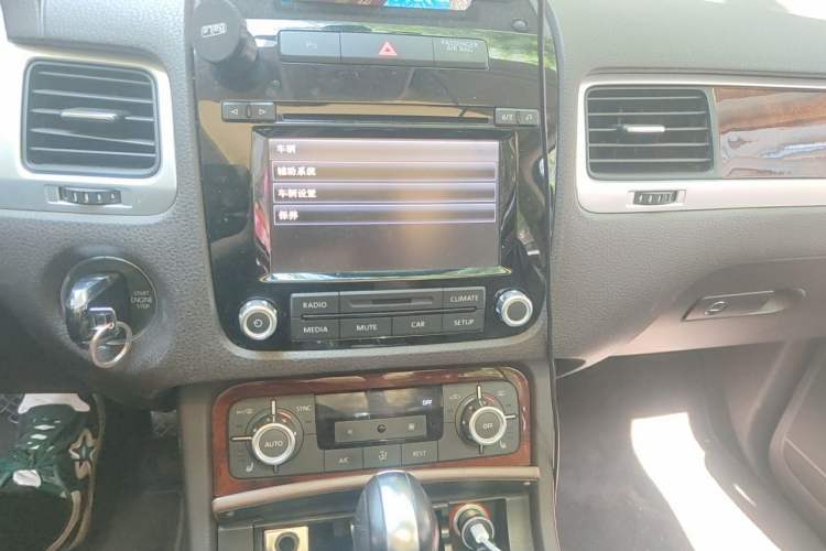 Used Volkswagen Touareg 2011 3.0 TSI Comfort Version Audio And AC Panel