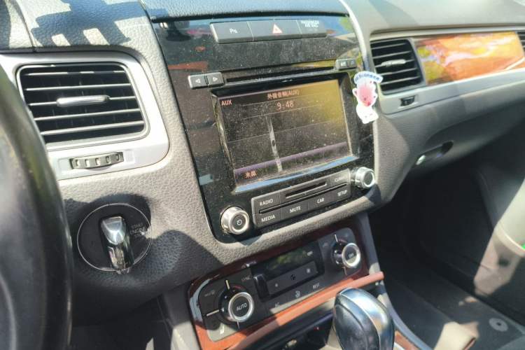 Used Volkswagen Touareg 2011 3.0 TSI Standard Version Audio And AC Panel