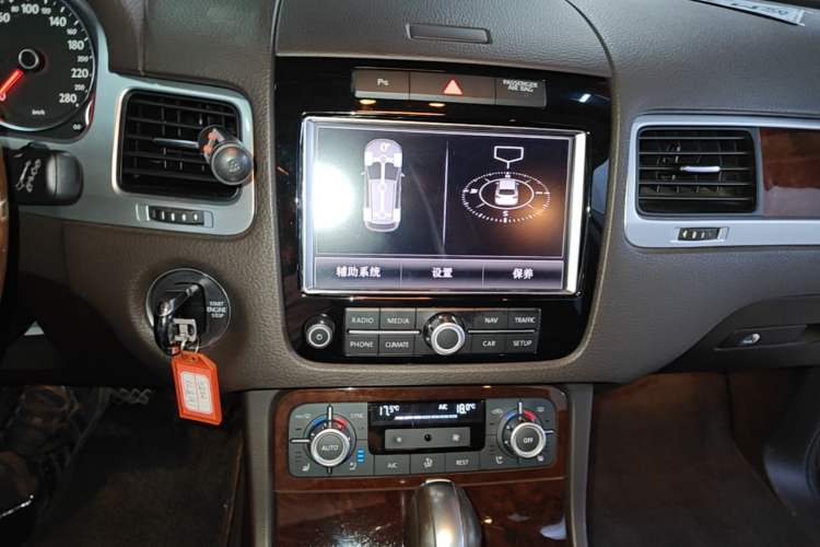 Used Volkswagen Touareg 2011 3.0 TSI Comfort Version Audio And AC Panel