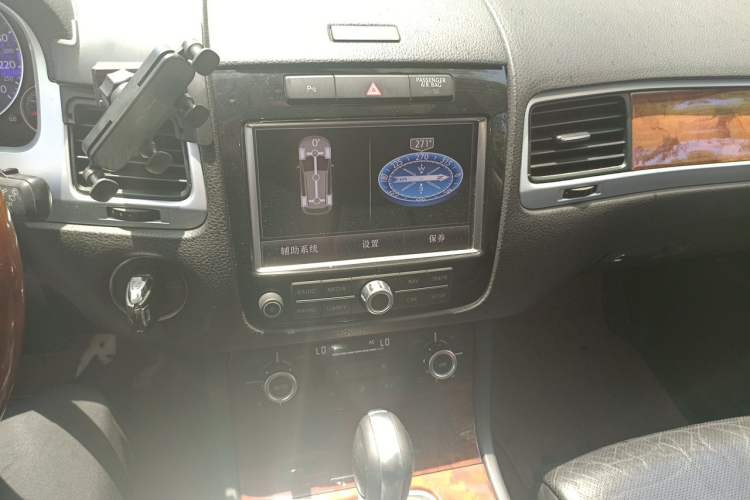 Used Volkswagen Touareg 2011 3.0 TSI Comfort Version Audio And AC Panel