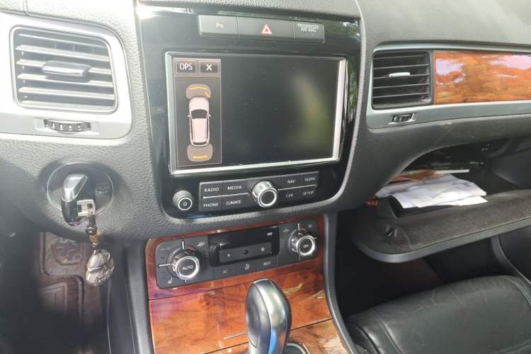 Used Volkswagen Touareg 2011 3.0 TSI Comfort Version Audio And AC Panel