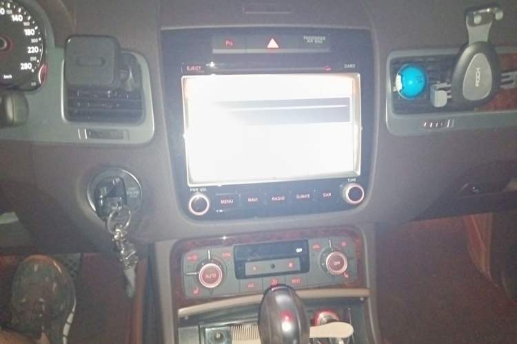 Used Volkswagen Touareg 2011 3.0 TSI Standard Version Audio And AC Panel