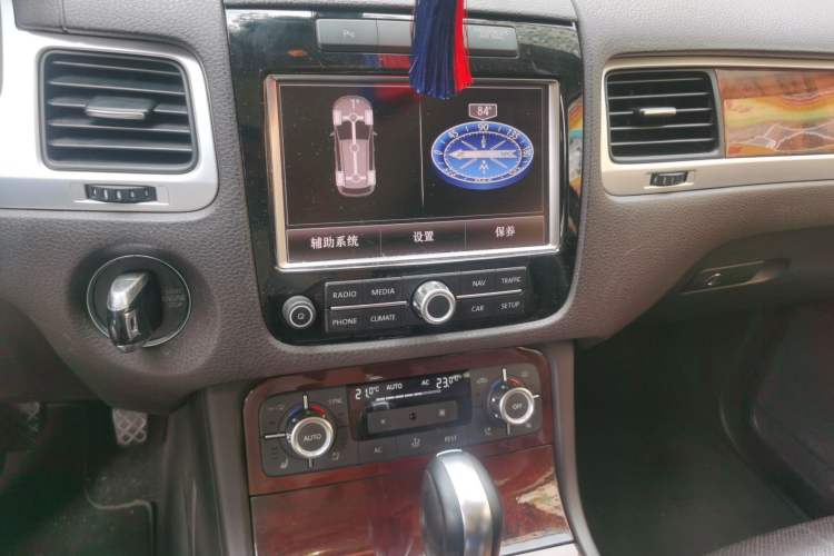 Used Volkswagen Touareg 2011 3.0 TSI Comfort Version Audio And AC Panel