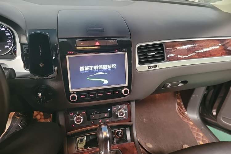 Used Volkswagen Touareg 2011 3.0 TSI Standard Version Audio And AC Panel