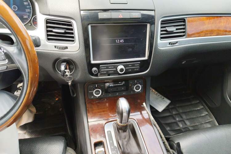 Used Volkswagen Touareg 2011 3.0 TSI Comfort Version Audio And AC Panel